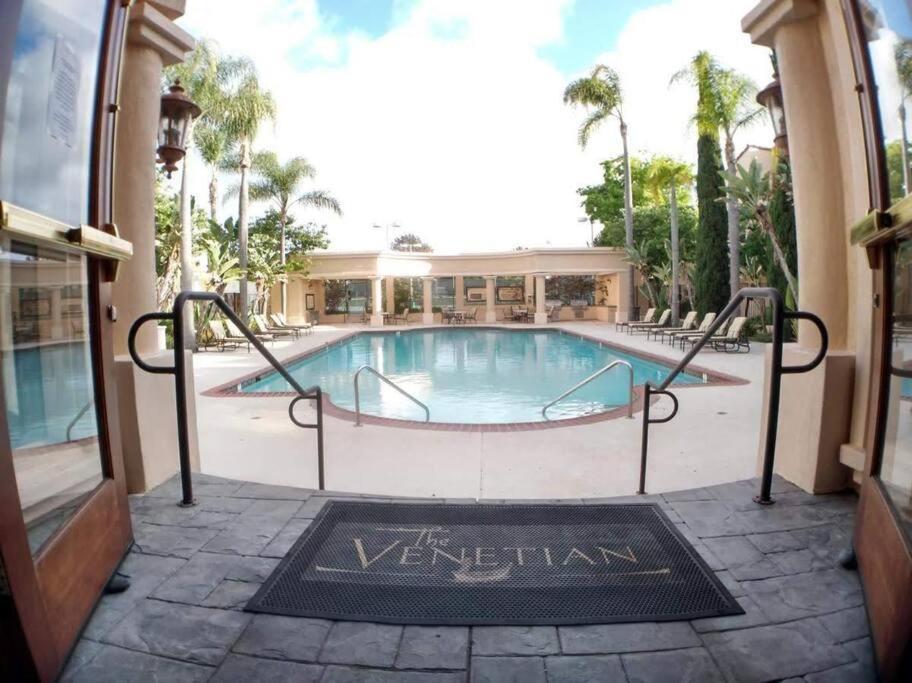 Apartment Corner 2-story One Bedroom La Jolla