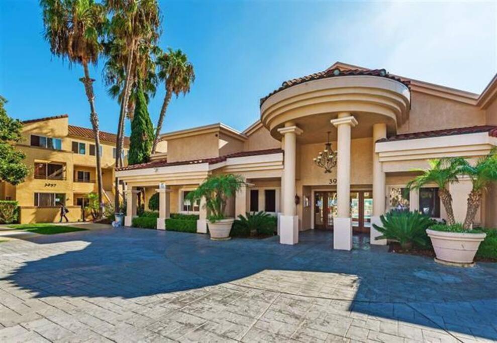 Corner 2-story One Bedroom La Jolla Apartment *